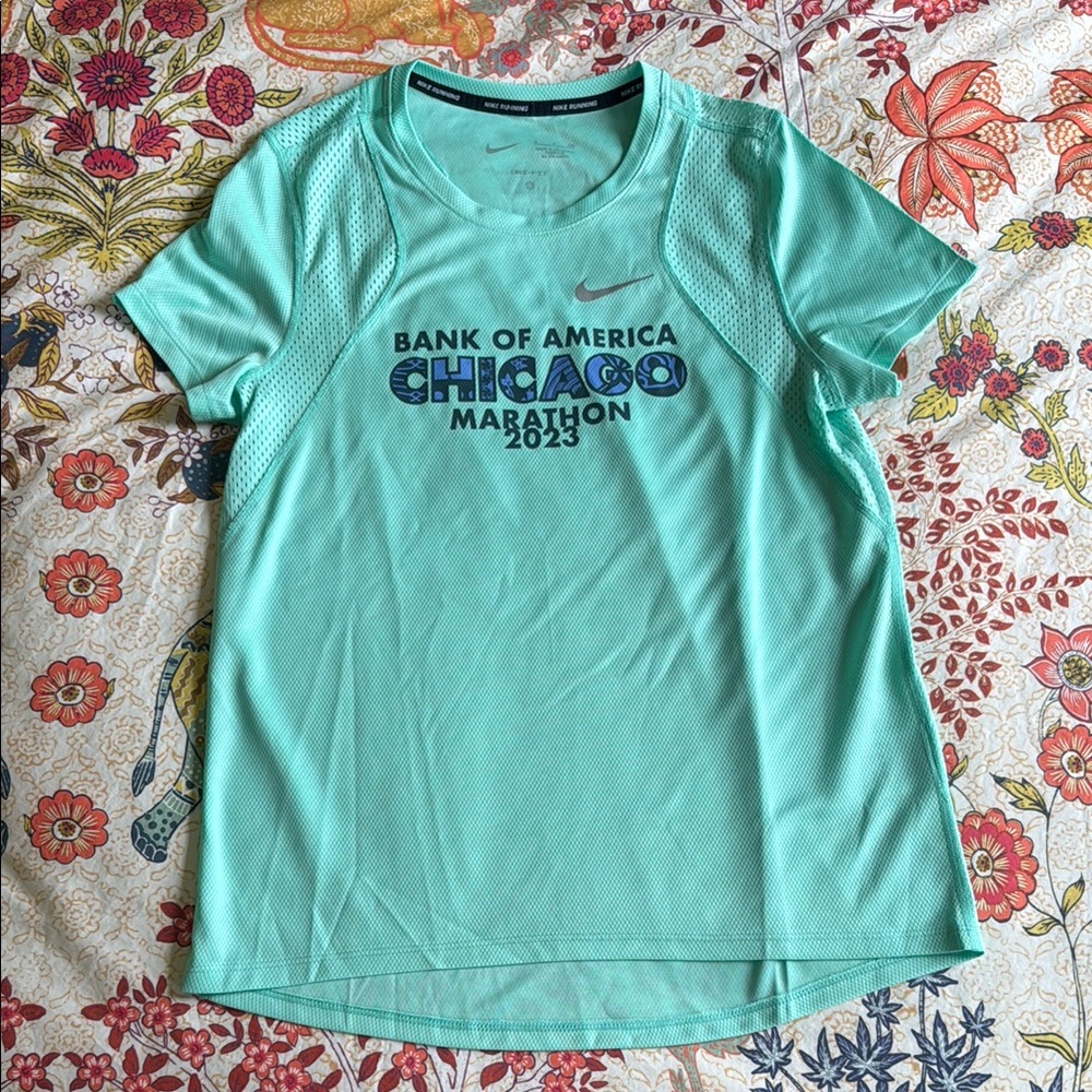 Nike Dri-Fit 2023 Chicago Marathon short sleeve running tee women’s size S